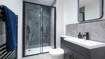 Apartment | Bathroom | Towels, toilet paper