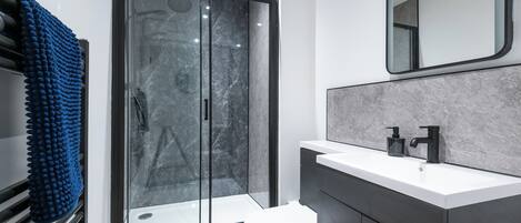 Apartment | Bathroom | Towels, toilet paper