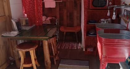 Off the Beaten Path -Tranquil 1-bedroom cabin with AC in charming Harpster
