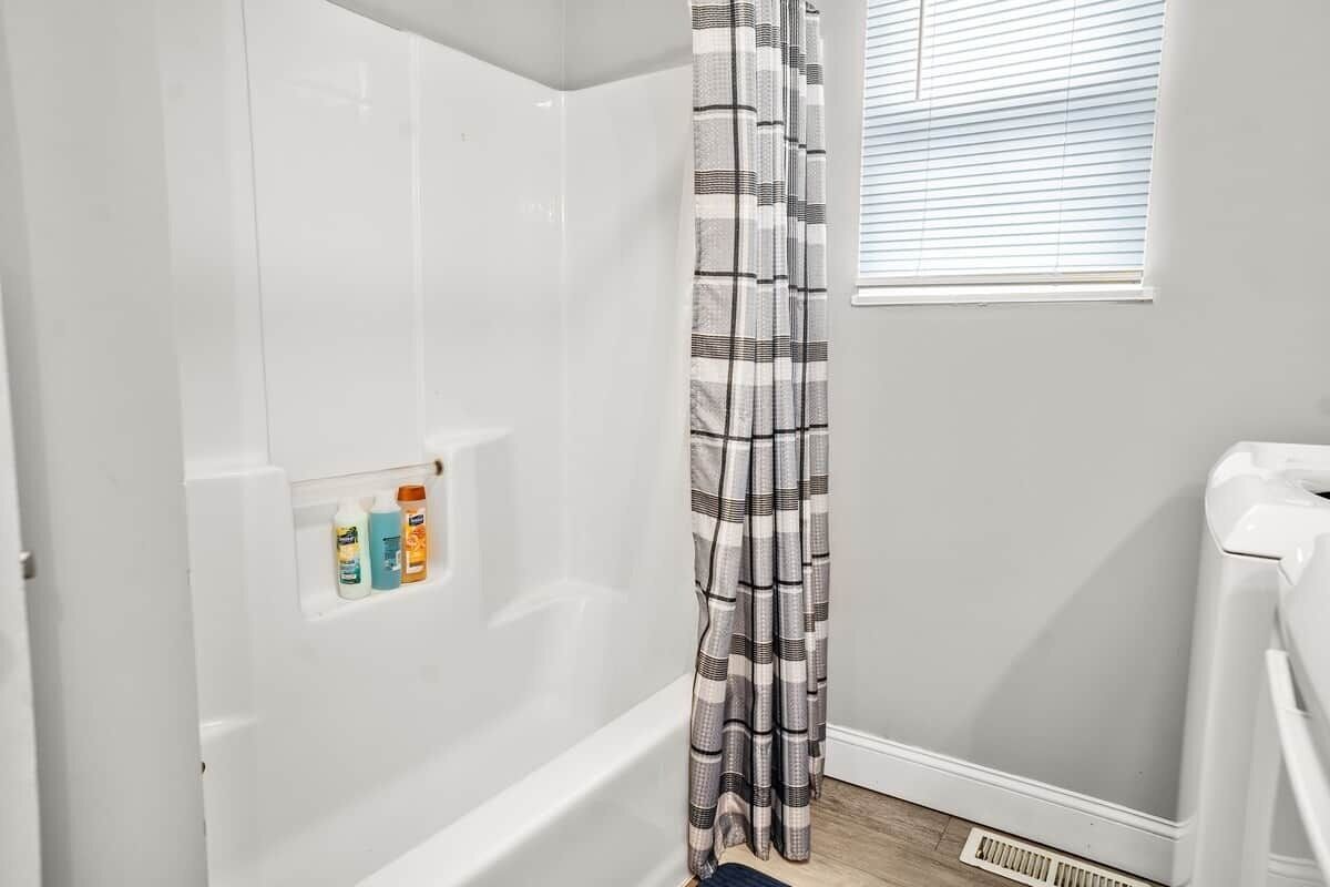 Serviettes fournies, papier toilette