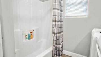 Serviettes fournies, papier toilette