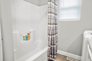 Serviettes fournies, papier toilette