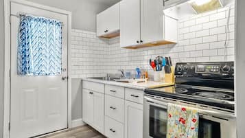 Coffee/tea maker, fridge, microwave, oven