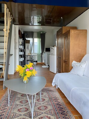 Room - Holiday Home 'Vacation Rental' with Private Garden, Wi-Fi and Air Conditioning (La Garde)