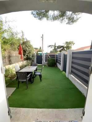 Outdoor dining - Holiday Home 'Vacation Rental' with Private Garden, Wi-Fi and Air Conditioning (La Garde)