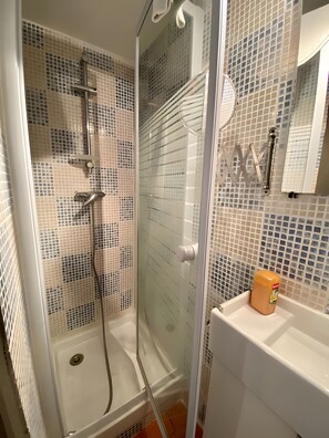 Bathroom - Holiday Home 'Vacation Rental' with Private Garden, Wi-Fi and Air Conditioning (La Garde)