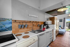 Kühlschrank, Mikrowelle, Ofen, Herdplatte