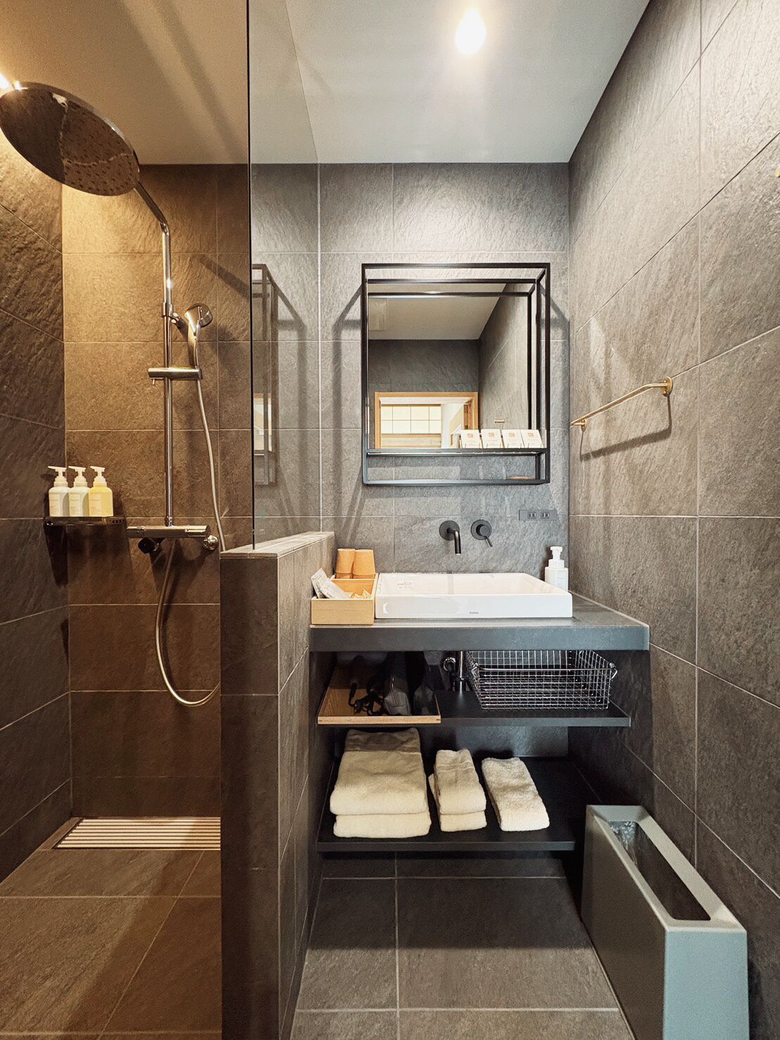 Douche, sèche-cheveux, bidet, serviettes fournies