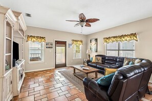 Smart TV - 🔥 🏖️ Gone To The Beach: Firepit, Community Pool + Steps to Navarre Beach! (Navarre Beach)