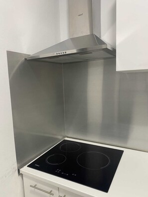 Een koelkast, een magnetron, een kookplaat