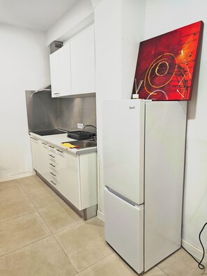 Kühlschrank, Mikrowelle, Herdplatte, Wasserkocher mit Kaffee-/Teezubehör
