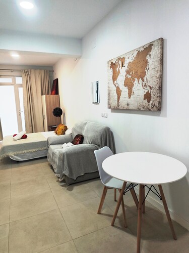 Studio MARQ CASTILLO Alicante Playa. Clean and complete. Well communicated.