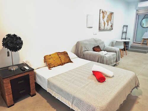 Studio MARQ CASTILLO Alicante Playa. Clean and complete. Well communicated.