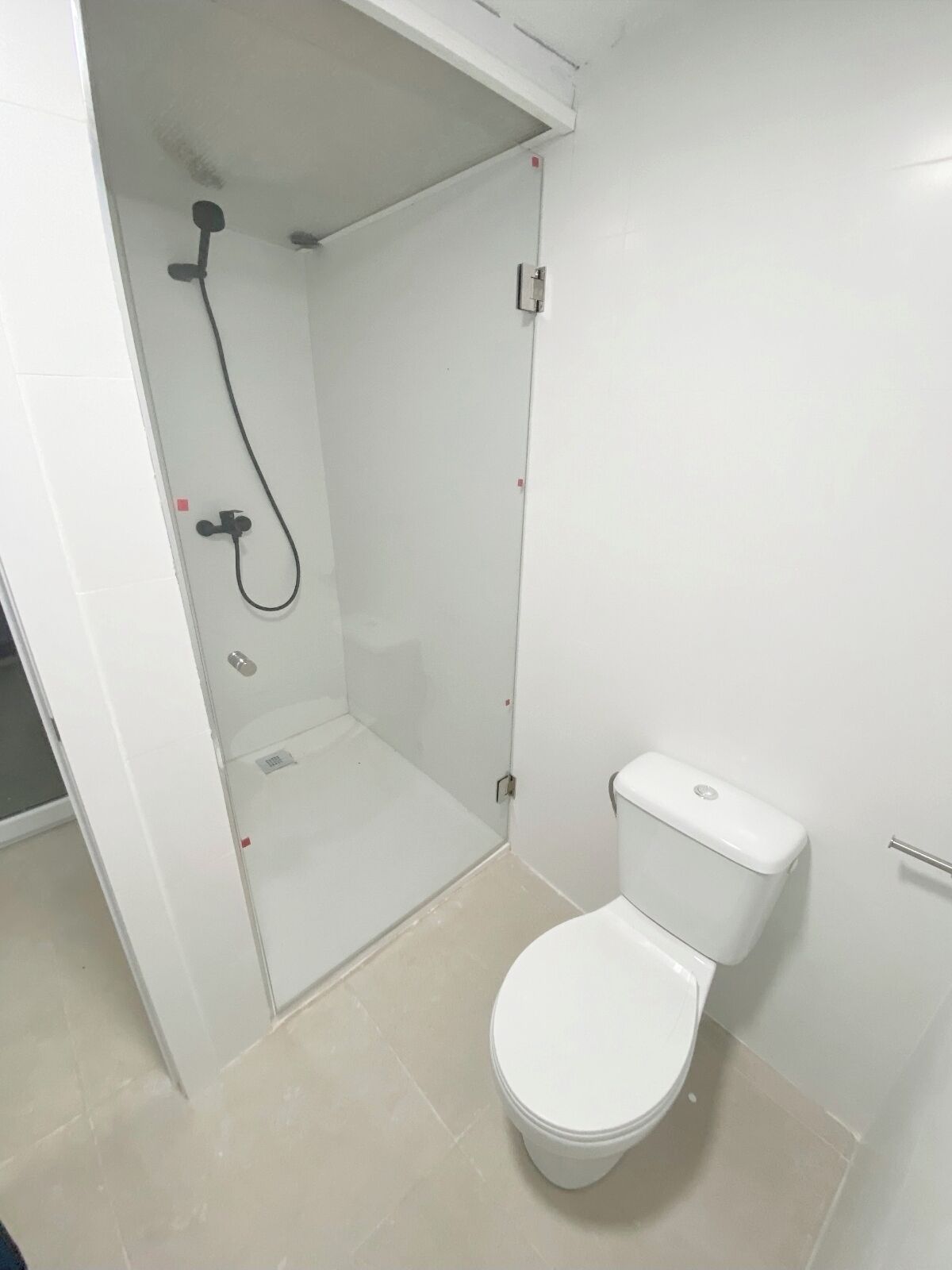 Regadera, toallas, jabón, papel de baño 