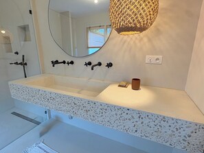Dusche, Whirlpool, Haartrockner, Bidet