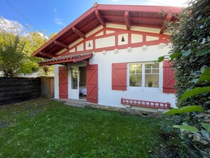 Exterior - Holiday Home “Villa Les Arbousiers Moulleau 300 m” with Terrace, Private Garden & Wi-Fi (Arcachon)