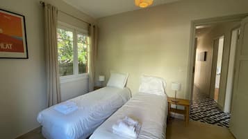 4 habitaciones, tabla de planchar con plancha, wifi y ropa de cama