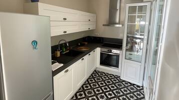 Refrigerador, microondas, horno, placa de cocina