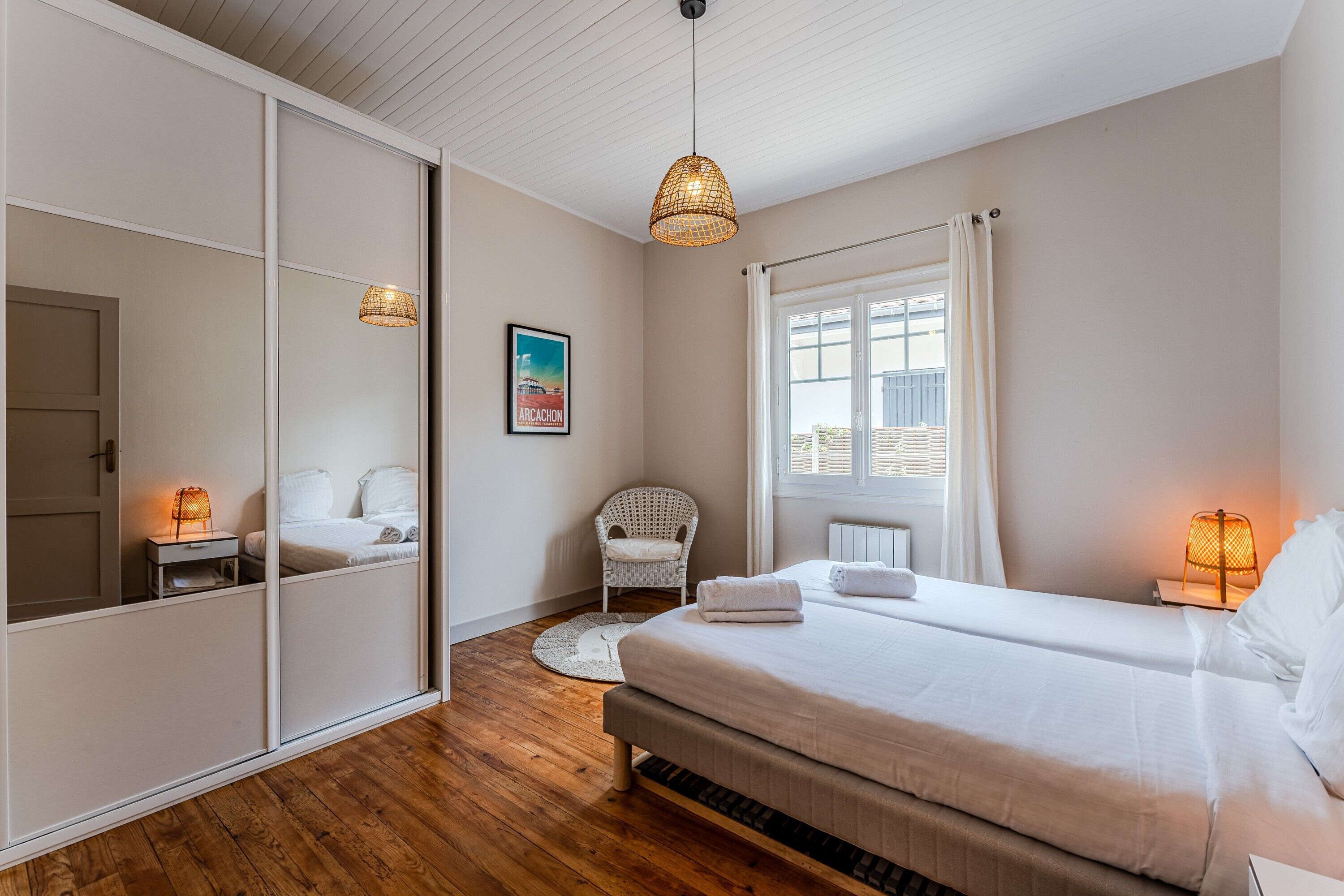 4 habitaciones, tabla de planchar con plancha, wifi y ropa de cama 