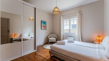 4 habitaciones, tabla de planchar con plancha, wifi y ropa de cama