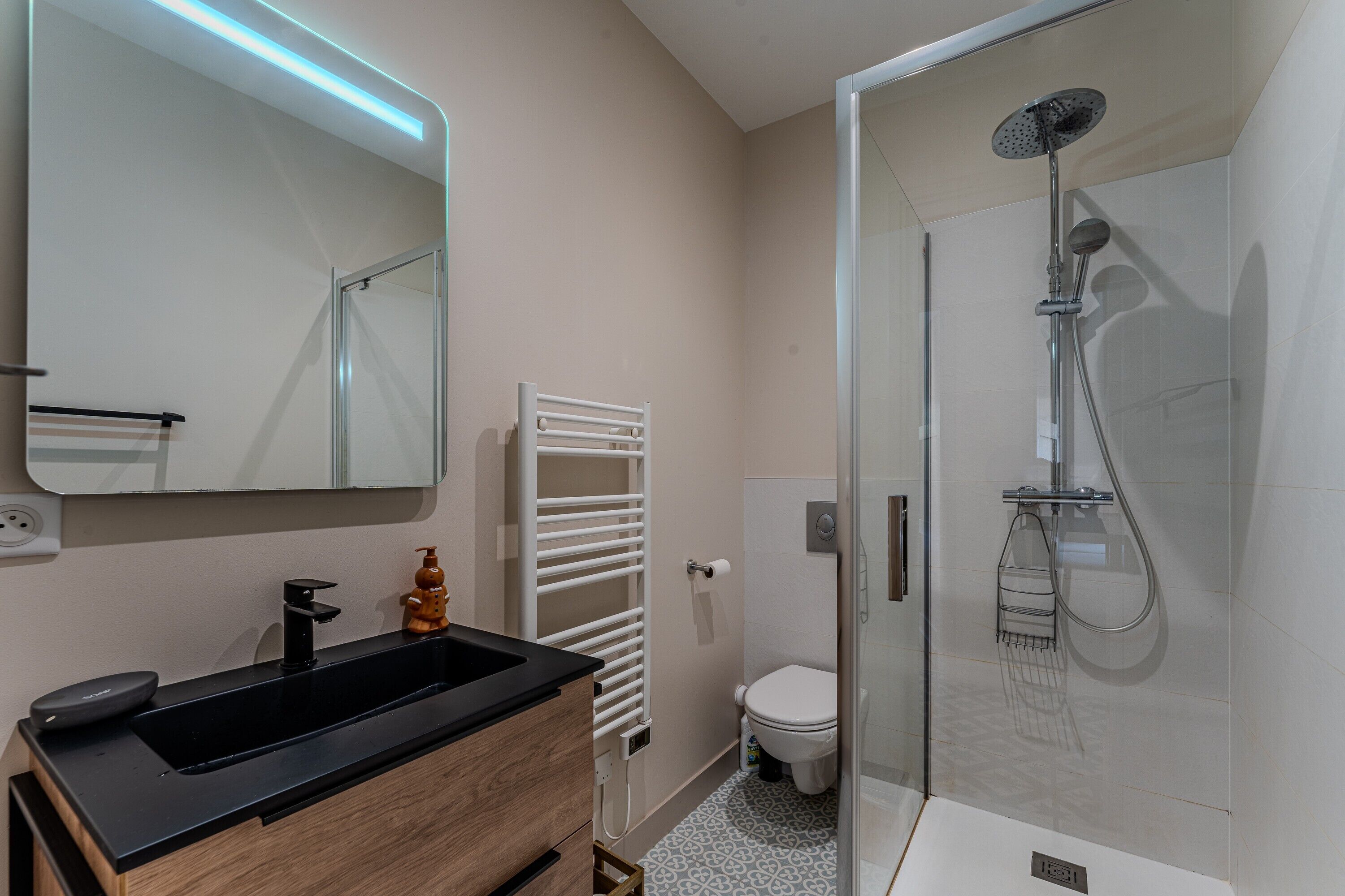 Een douche, handdoeken