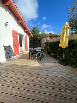 Outdoor dining - Holiday Home “Villa Les Arbousiers Moulleau 300 m” with Terrace, Private Garden & Wi-Fi (Arcachon)