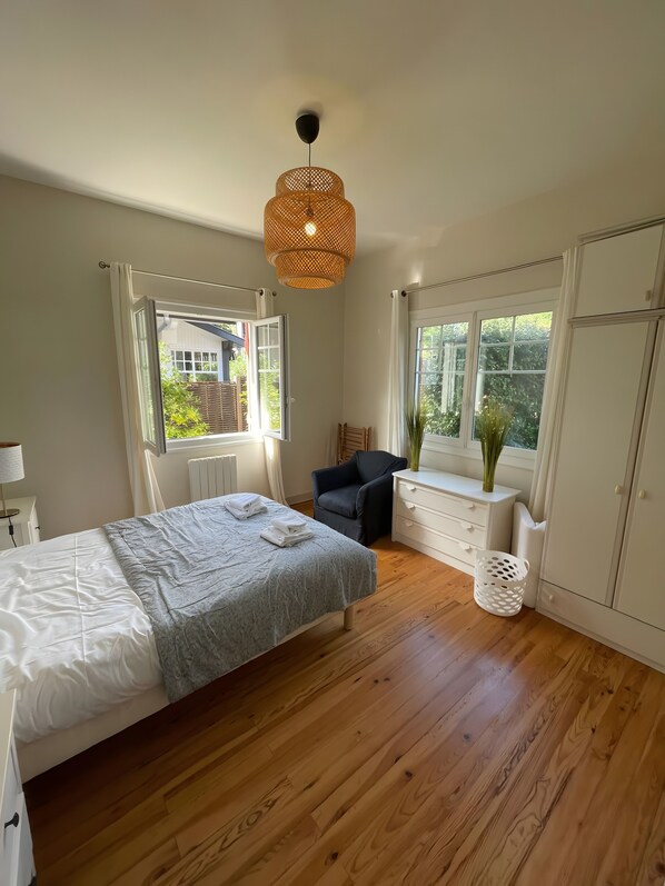 4 habitaciones, tabla de planchar con plancha, wifi y ropa de cama 