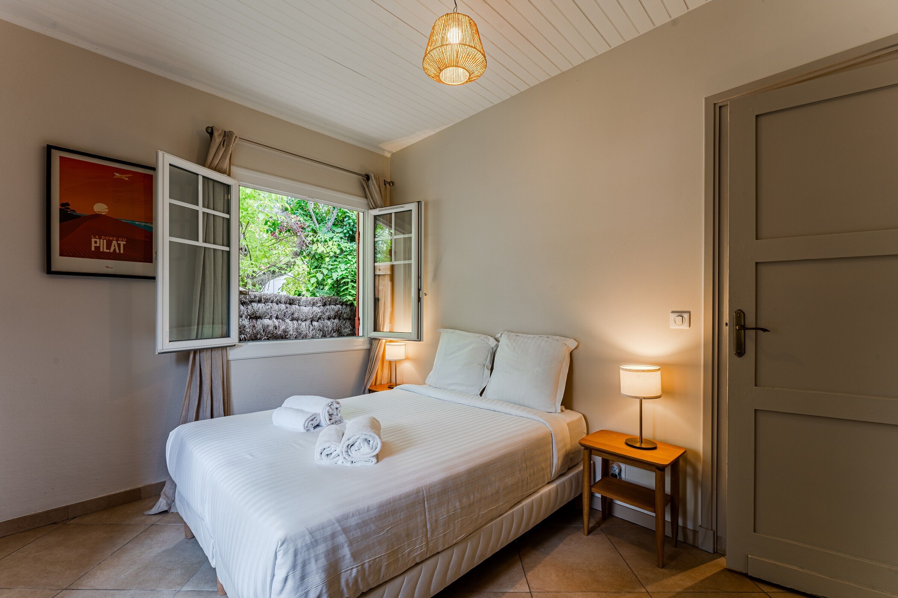 4 habitaciones, tabla de planchar con plancha, wifi y ropa de cama 