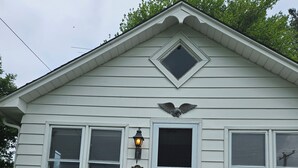 A house with a front porch, a mailbox, and a mailbox number. -  Charming 3 bed/2 bath house in Rock Hall with a 3-min walk to restaurants/town. (Rock Hall)