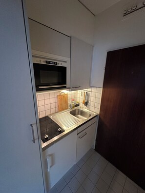 Fridge, microwave, oven, stovetop - Central and comfortable apartment for two or three people (Lausanne)