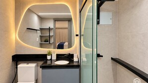Deluxe-Studio | Badezimmer | Kostenlose Toilettenartikel, Handtücher, Seife, Shampoo