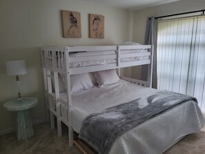 3 bedrooms, iron/ironing board, WiFi, bed sheets - 3-bedroom house in adorable Rotonda West 
Visit the Muskoka Modern Retreat (Rotonda West)