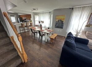 Living area - 3BR 2BA Family-Friendly Beach House in Atlantic City, NJ! (Atlantic City)