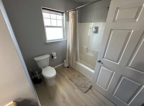 Shower, towels, soap, toilet paper - 3BR 2BA Family-Friendly Beach House in Atlantic City, NJ! (Atlantic City)