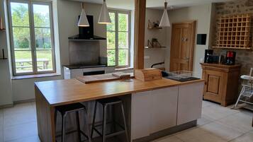 Fridge, oven, stovetop, dishwasher