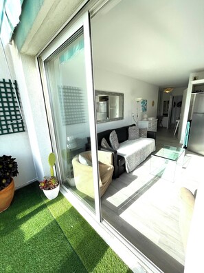 Living area - Turquoise; apartment with very large terrace and elevator (Cavalaire-sur-Mer)