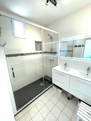 Toilet paper - Turquoise; apartment with very large terrace and elevator (Cavalaire-sur-Mer)