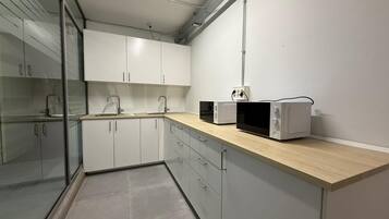 Frigorífico, microondas, cafetera o tetera y hervidor eléctrico