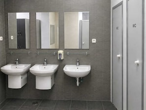 Regadera, toallas, papel de baño