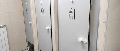 Dusche, Handtücher, Toilettenpapier