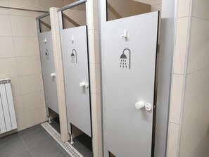 Regadera, toallas, papel de baño