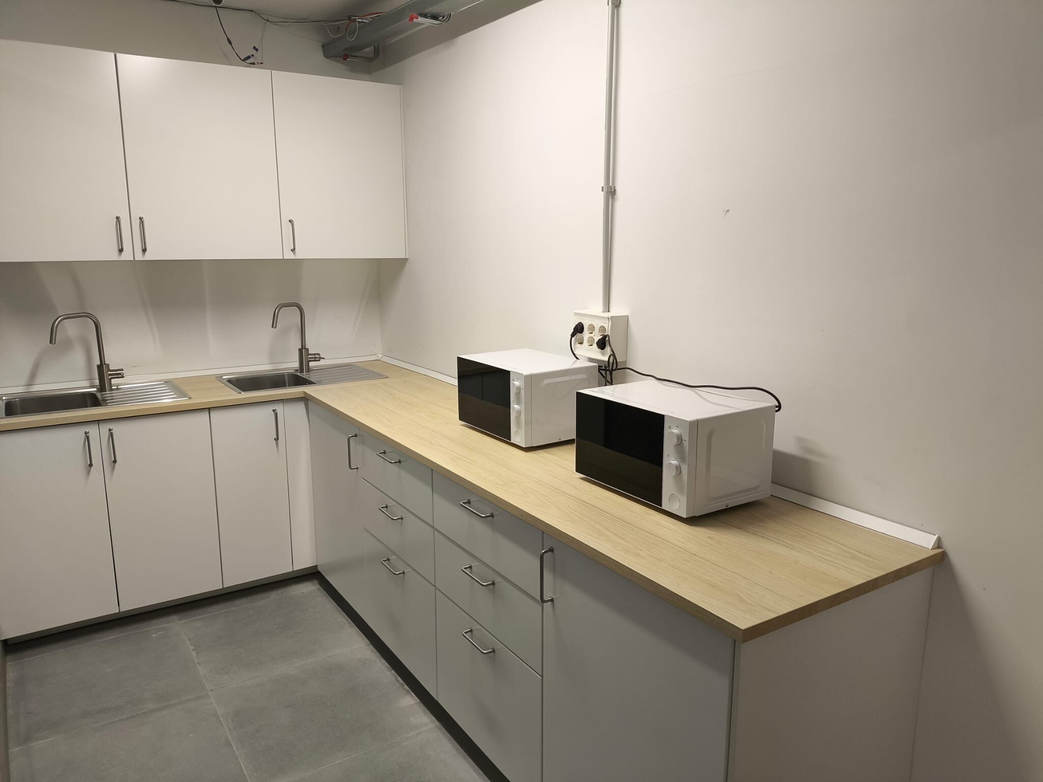 Refrigerador, microondas, cafetera/tetera, tetera/pava eléctrica
