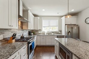 Fridge, microwave, oven, stovetop - Wedgewood Houston Townhouse minute from Downtown Nashville + GEODIS Stadium (Nashville)