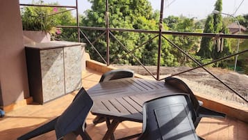Deluxe Studio Suite, Pool View | Outdoor dining