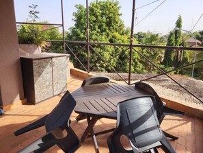 Suite monolocale Deluxe, vista piscina | Ristorazione all'aperto