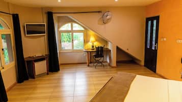 Deluxe Double Room | In-room safe, desk, blackout drapes, soundproofing
