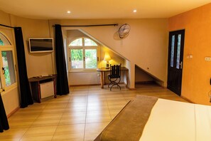 Deluxe Double Room | In-room safe, desk, blackout curtains, soundproofing - Hôtel Hacienda Ouagadougou (Ouagadougou)