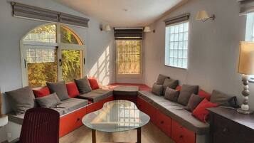 Deluxe Studio Suite, Pool View | Living area