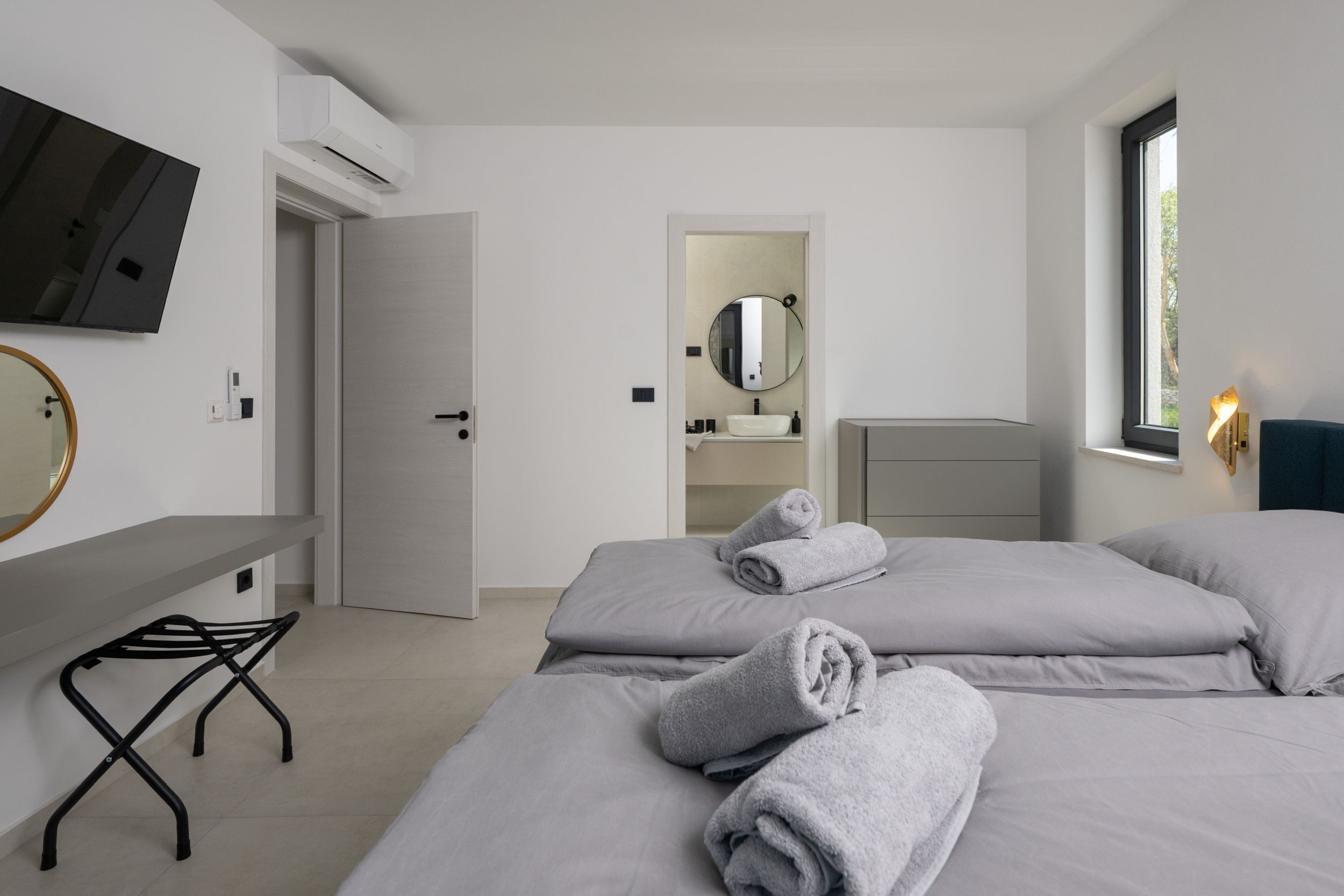 3 bedrooms, in-room safe, iron/ironing board, free WiFi
