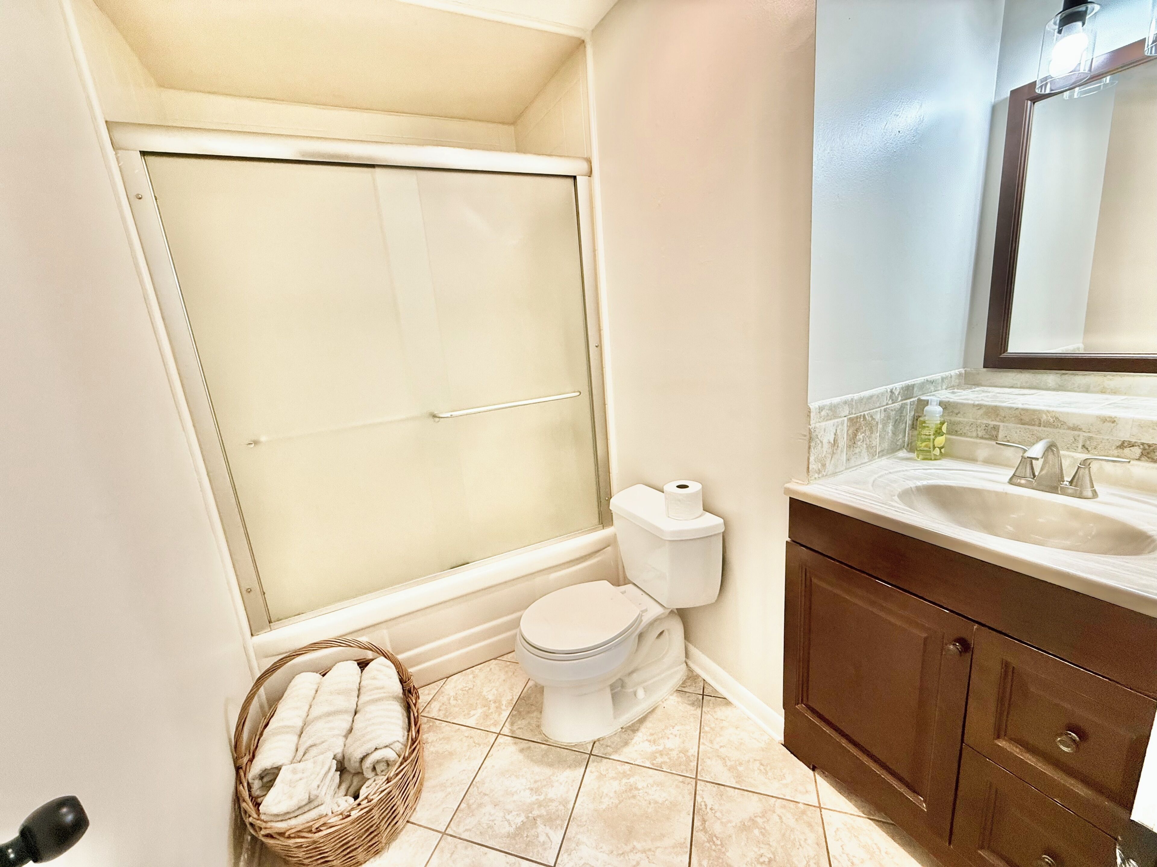 Douche, serviettes fournies, savon, papier toilette
